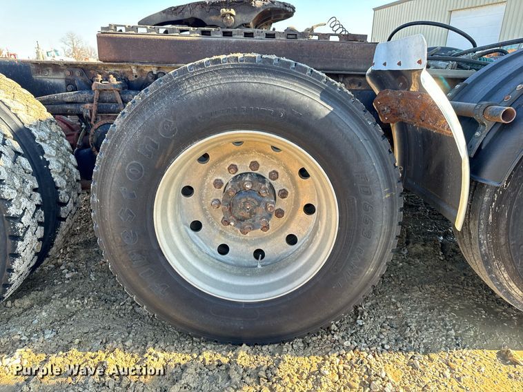 image for item DW2425 1996 Volvo Autocar semi truck