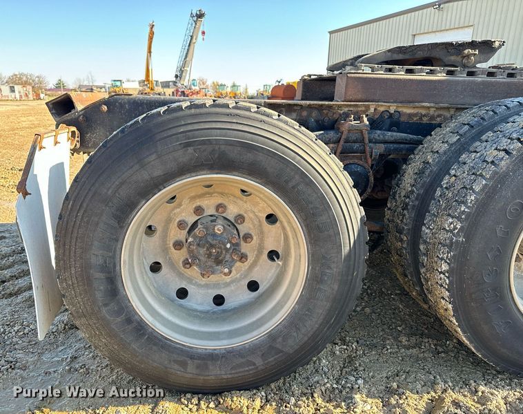 image for item DW2425 1996 Volvo Autocar semi truck