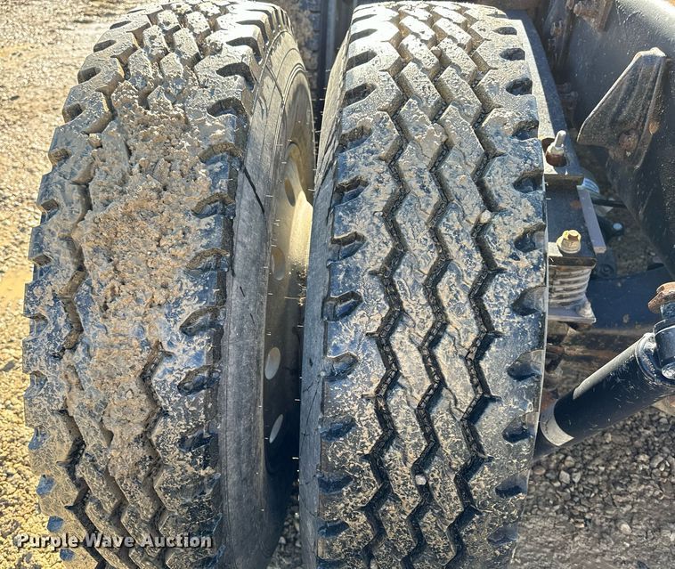 image for item DW2425 1996 Volvo Autocar semi truck