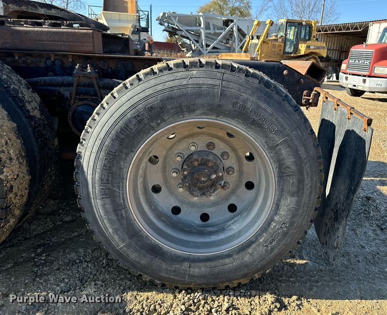 image for item DW2425 1996 Volvo Autocar semi truck