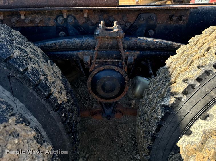 image for item DW2425 1996 Volvo Autocar semi truck