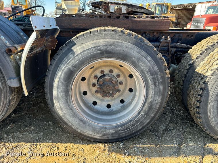 image for item DW2425 1996 Volvo Autocar semi truck