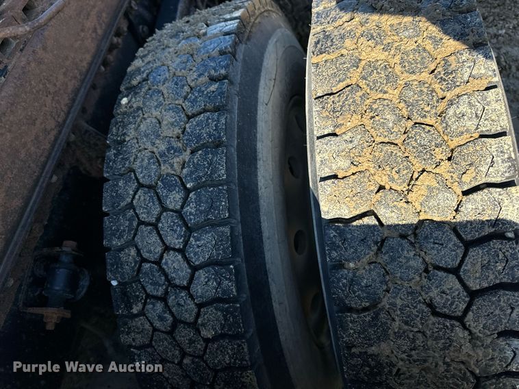 image for item DW2425 1996 Volvo Autocar semi truck