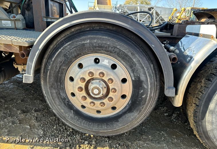 image for item DW2425 1996 Volvo Autocar semi truck