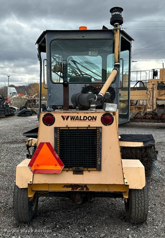 image for item DW2434 2003 Waldon Sweepmaster 250 broom