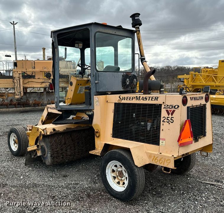 image for item DW2434 2003 Waldon Sweepmaster 250 broom