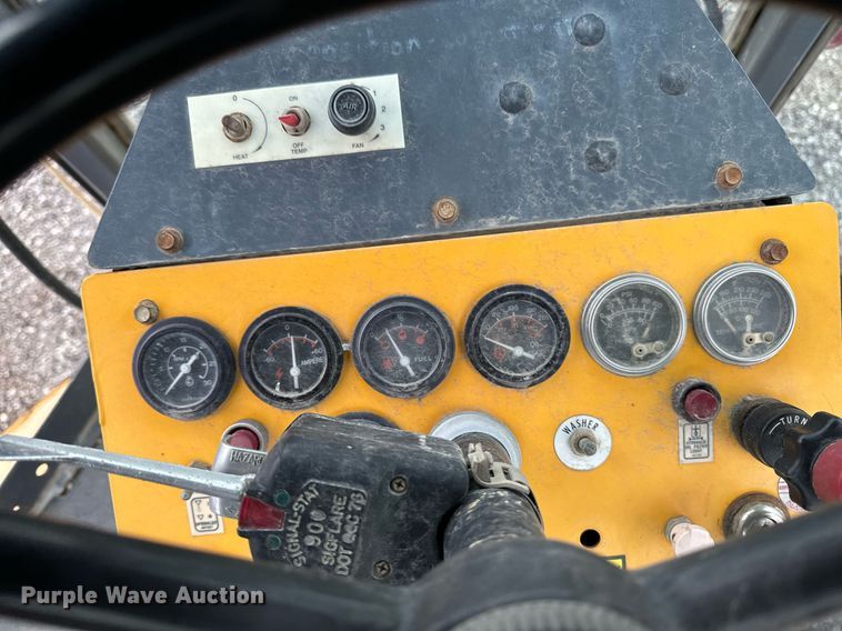 image for item DW2434 2003 Waldon Sweepmaster 250 broom