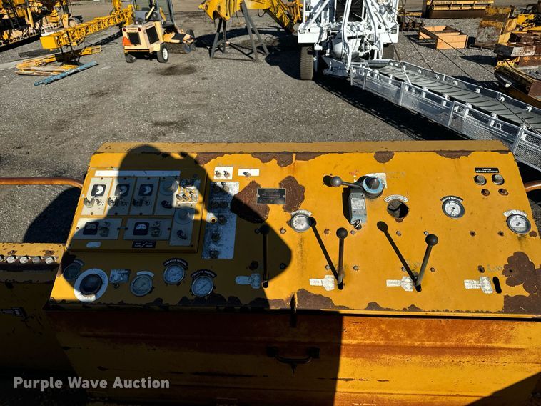 image for item DW2444 1987 Gomaco GP-2000 slip form paver