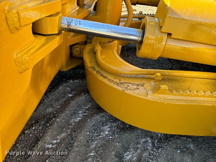 image for item DW2445 1986 Caterpillar D4H dozer