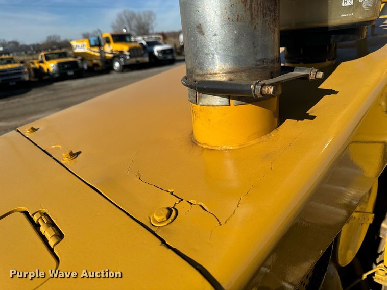 image for item DW2445 1986 Caterpillar D4H dozer