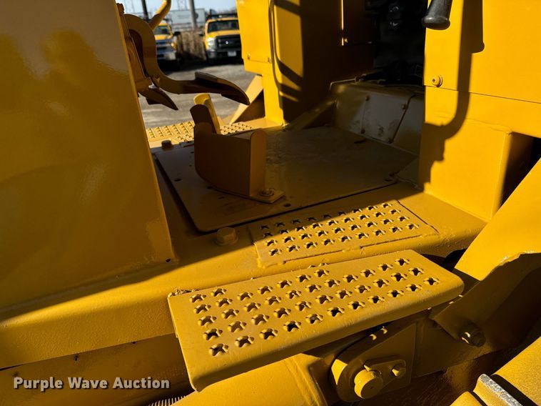 image for item DW2445 1986 Caterpillar D4H dozer