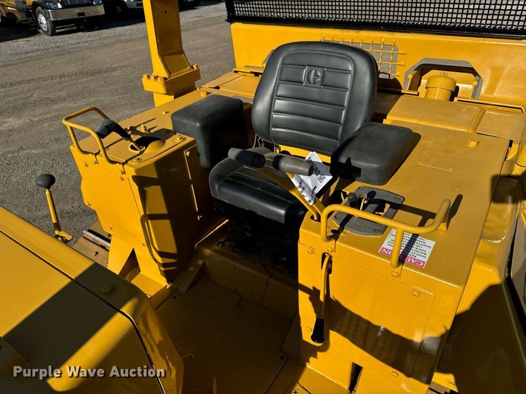 image for item DW2445 1986 Caterpillar D4H dozer