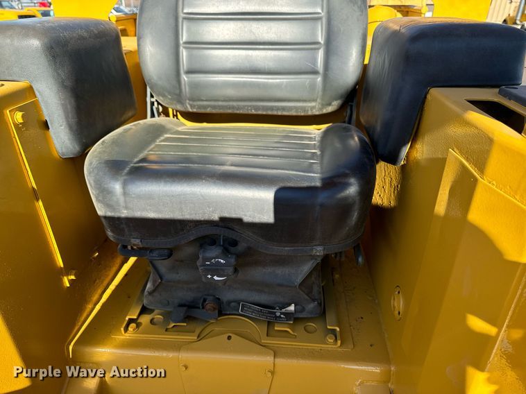 image for item DW2445 1986 Caterpillar D4H dozer