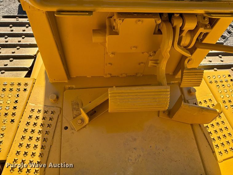 image for item DW2445 1986 Caterpillar D4H dozer