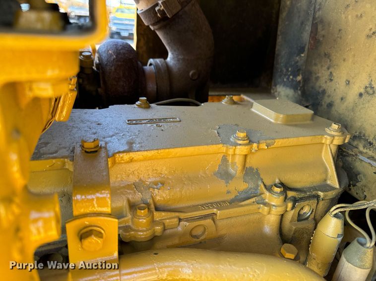 image for item DW2445 1986 Caterpillar D4H dozer