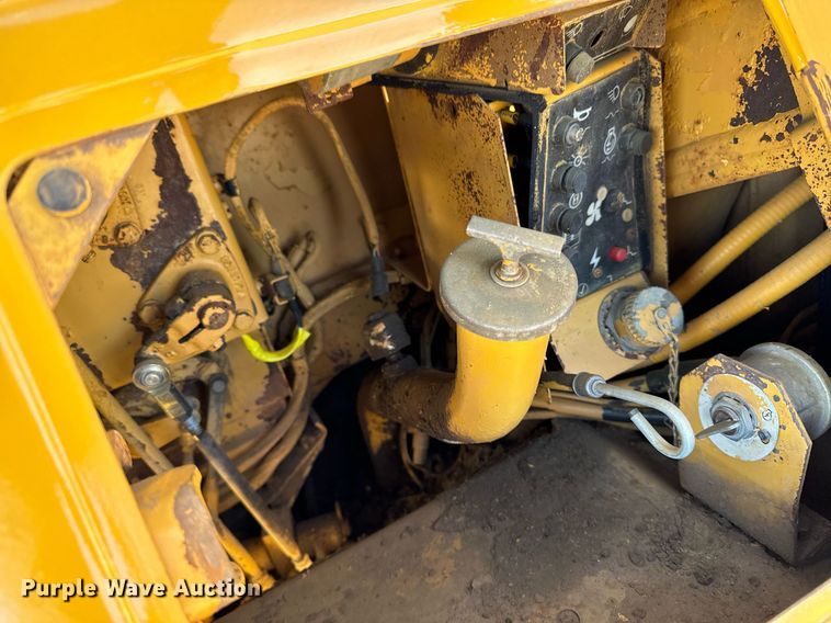 image for item DW2445 1986 Caterpillar D4H dozer