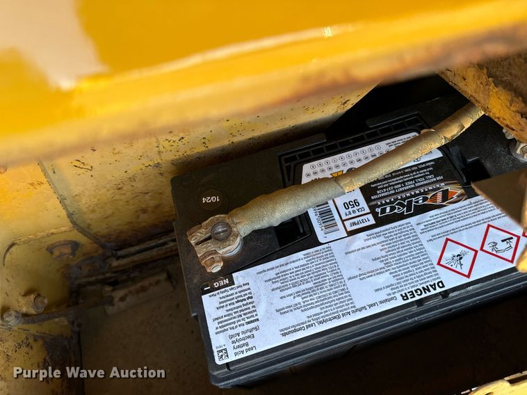 image for item DW2445 1986 Caterpillar D4H dozer