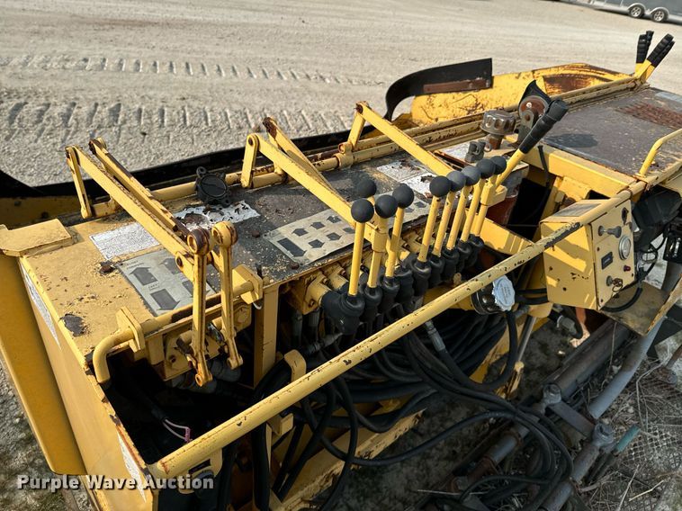 image for item DX1265 1999 Gehl 1438 paver