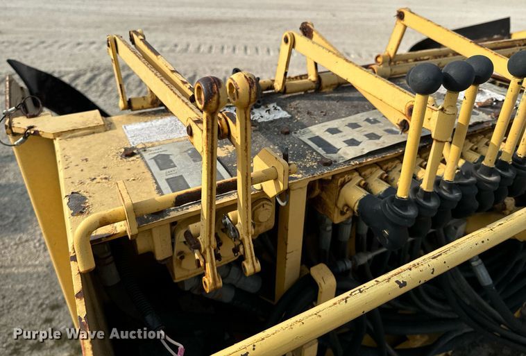 image for item DX1265 1999 Gehl 1438 paver