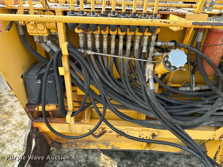 image for item DX1265 1999 Gehl 1438 paver