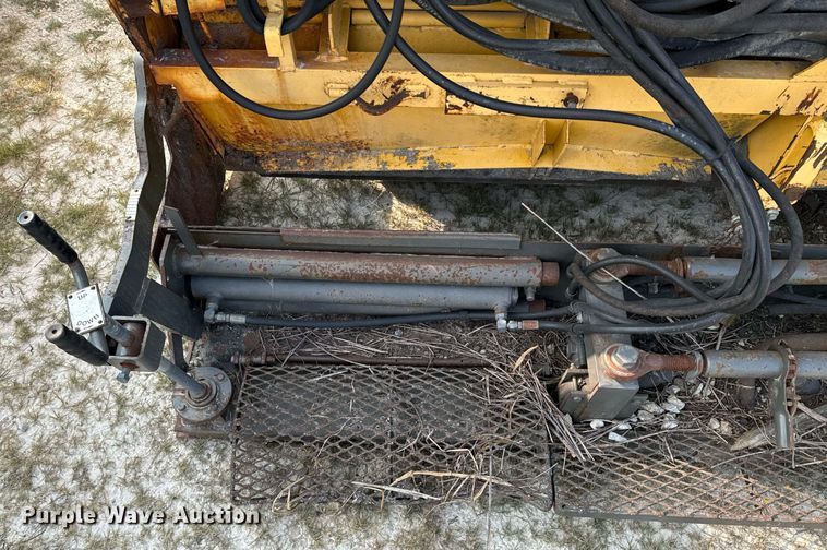 image for item DX1265 1999 Gehl 1438 paver