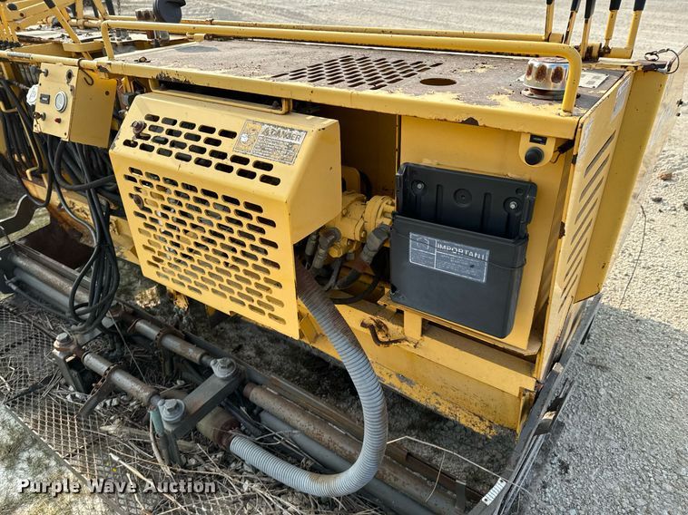 image for item DX1265 1999 Gehl 1438 paver