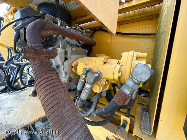 image for item DX1265 1999 Gehl 1438 paver