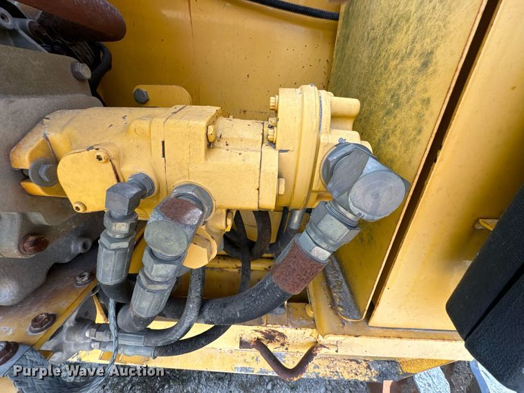 image for item DX1265 1999 Gehl 1438 paver