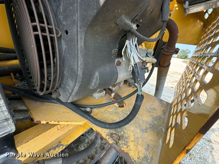 image for item DX1265 1999 Gehl 1438 paver