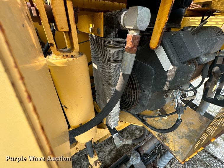 image for item DX1265 1999 Gehl 1438 paver