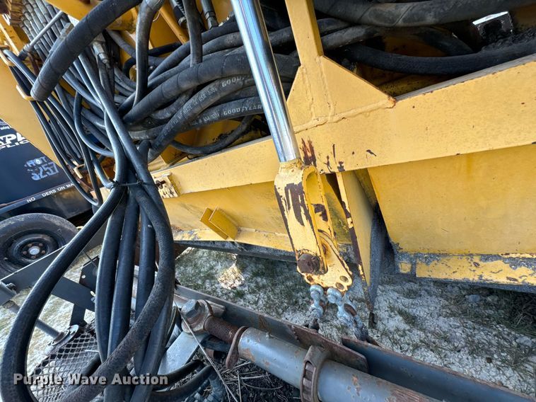 image for item DX1265 1999 Gehl 1438 paver