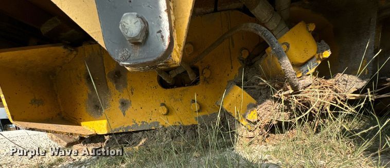 image for item DX1265 1999 Gehl 1438 paver