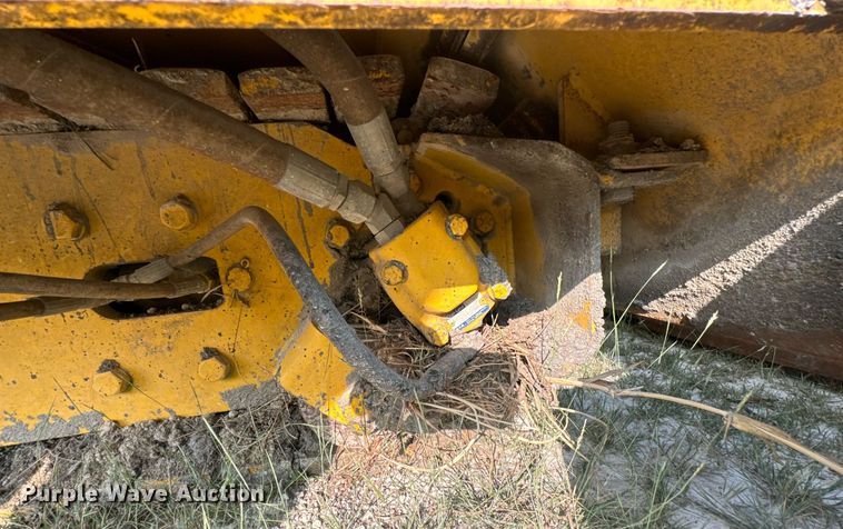 image for item DX1265 1999 Gehl 1438 paver