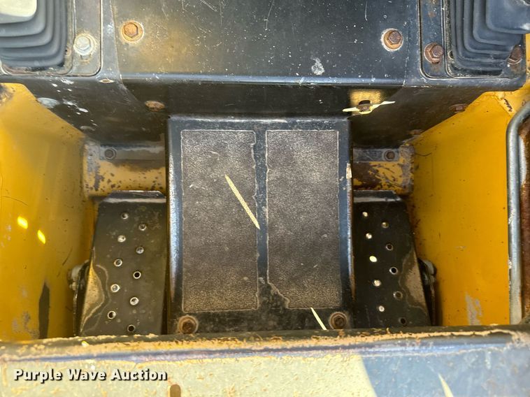 image for item DX3818 1995 John Deere 4475 skid steer loader