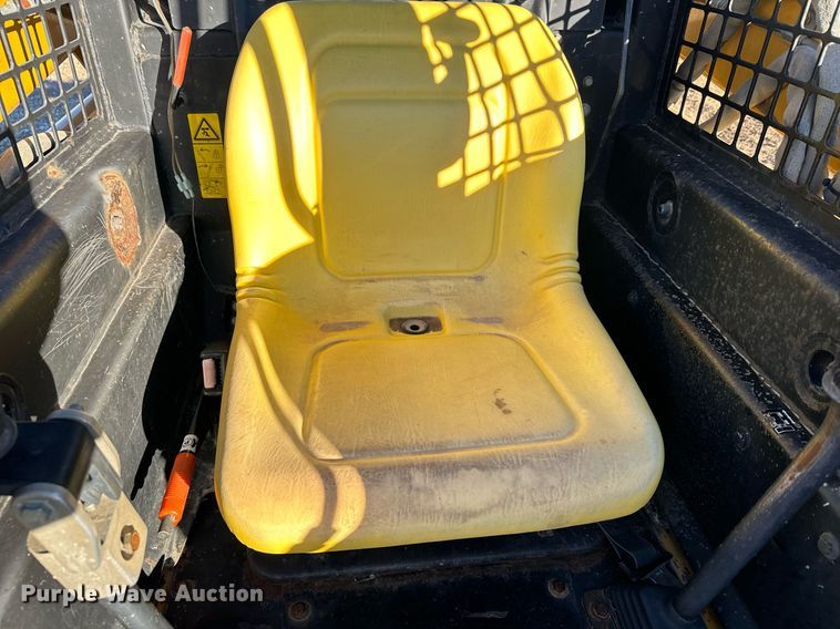 image for item DX3818 1995 John Deere 4475 skid steer loader