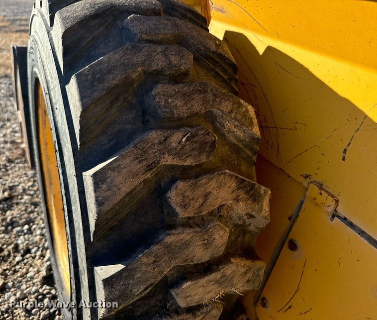 image for item DX3818 1995 John Deere 4475 skid steer loader