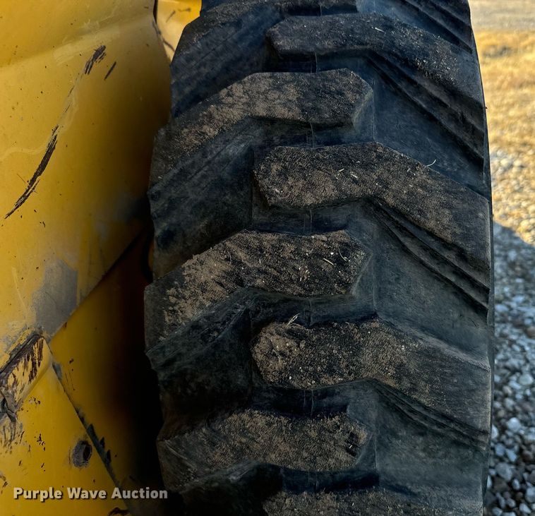 image for item DX3818 1995 John Deere 4475 skid steer loader