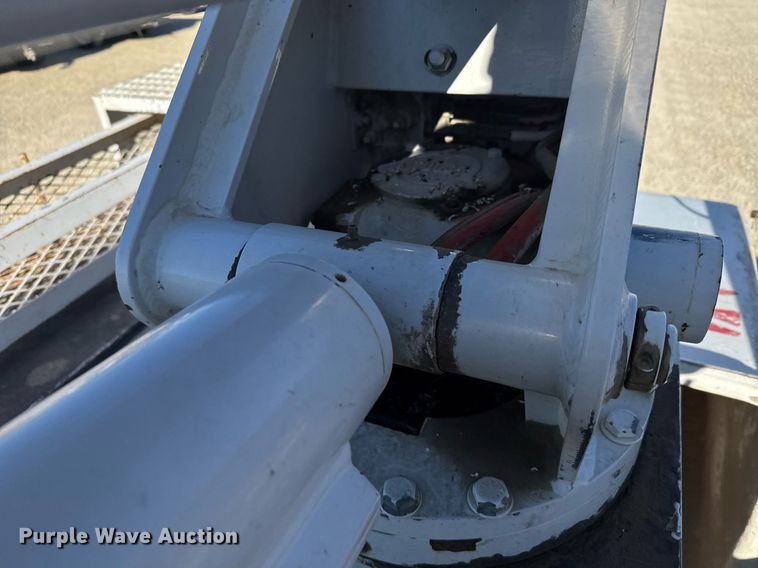 image for item DX3910 2015 Ford F350 Super Duty bucket truck