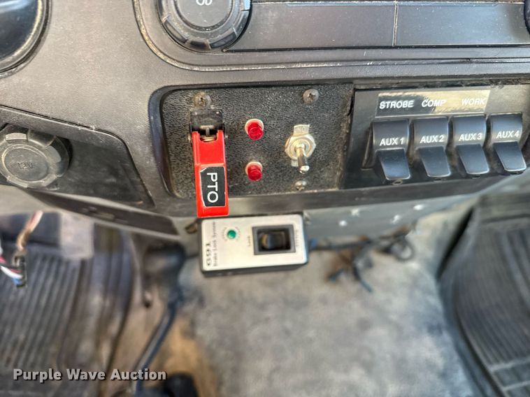 image for item DX3910 2015 Ford F350 Super Duty bucket truck