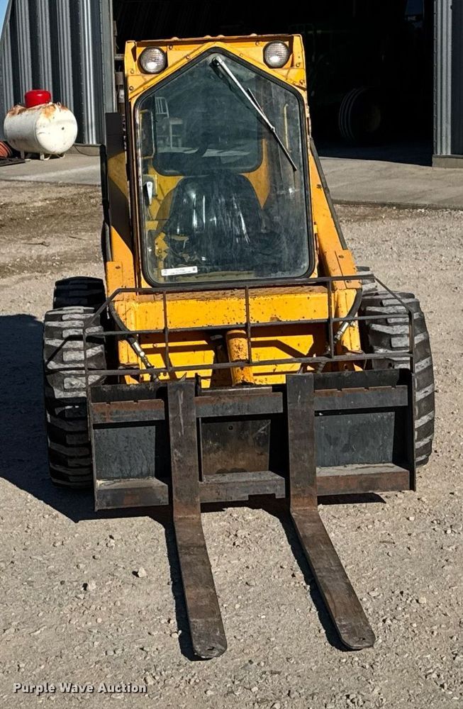 image for item DX3920 1988 John Deere 675B skid steer loader