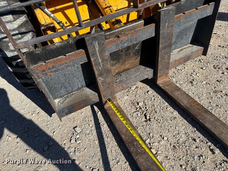 image for item DX3920 1988 John Deere 675B skid steer loader