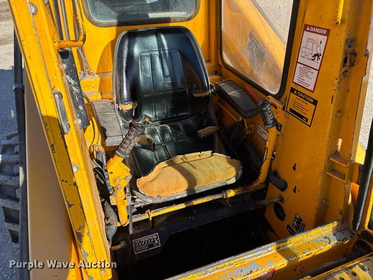image for item DX3920 1988 John Deere 675B skid steer loader