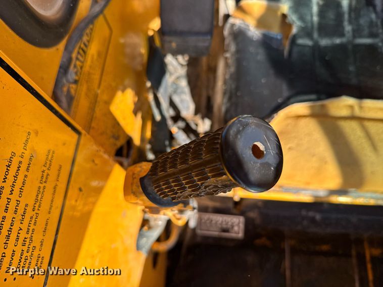 image for item DX3920 1988 John Deere 675B skid steer loader