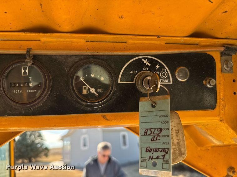 image for item DX3920 1988 John Deere 675B skid steer loader