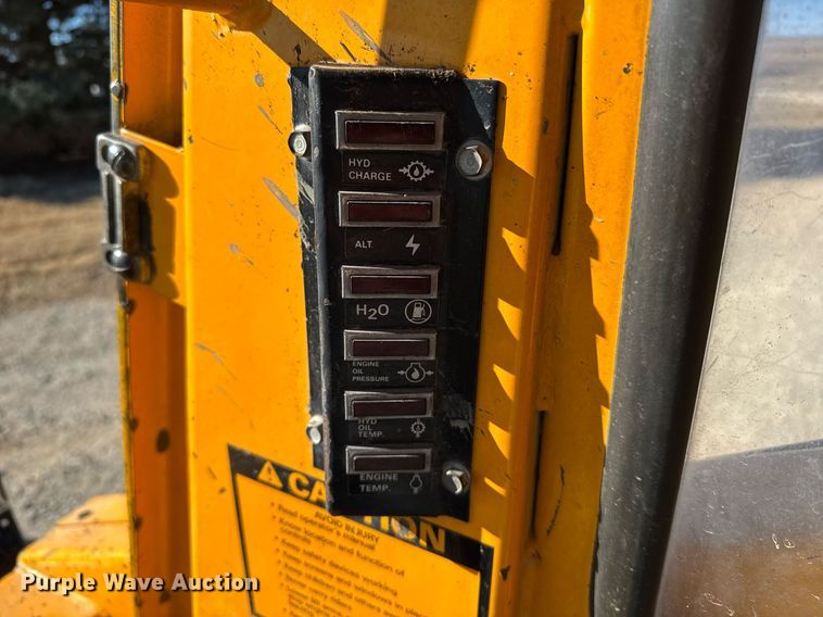 image for item DX3920 1988 John Deere 675B skid steer loader