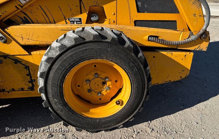 image for item DX3920 1988 John Deere 675B skid steer loader