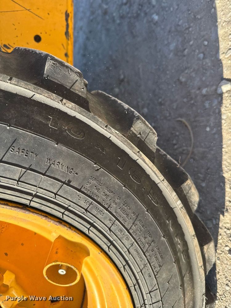 image for item DX3920 1988 John Deere 675B skid steer loader