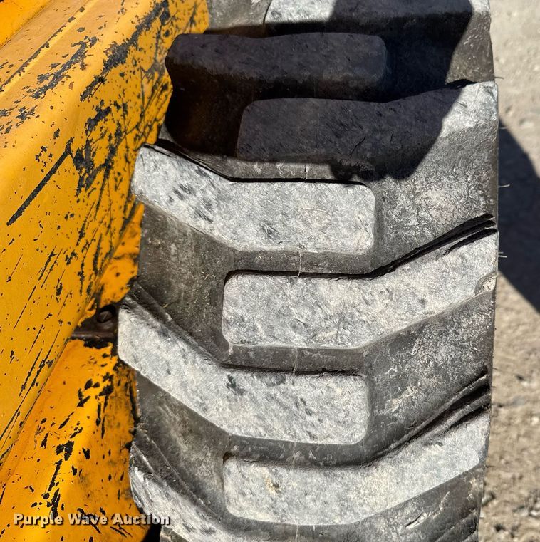 image for item DX3920 1988 John Deere 675B skid steer loader