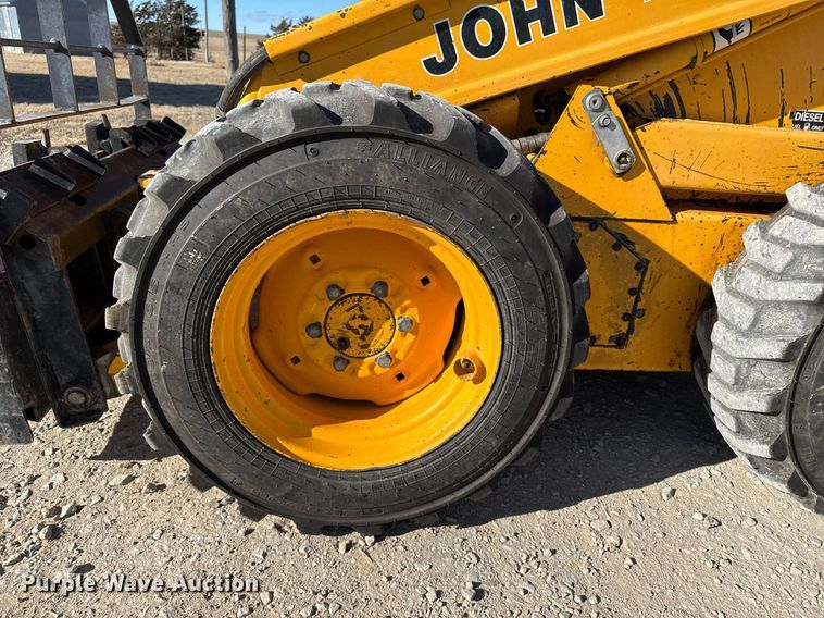 image for item DX3920 1988 John Deere 675B skid steer loader