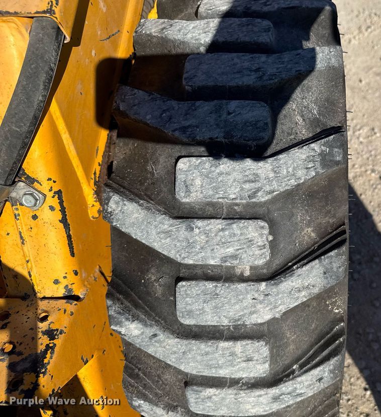 image for item DX3920 1988 John Deere 675B skid steer loader